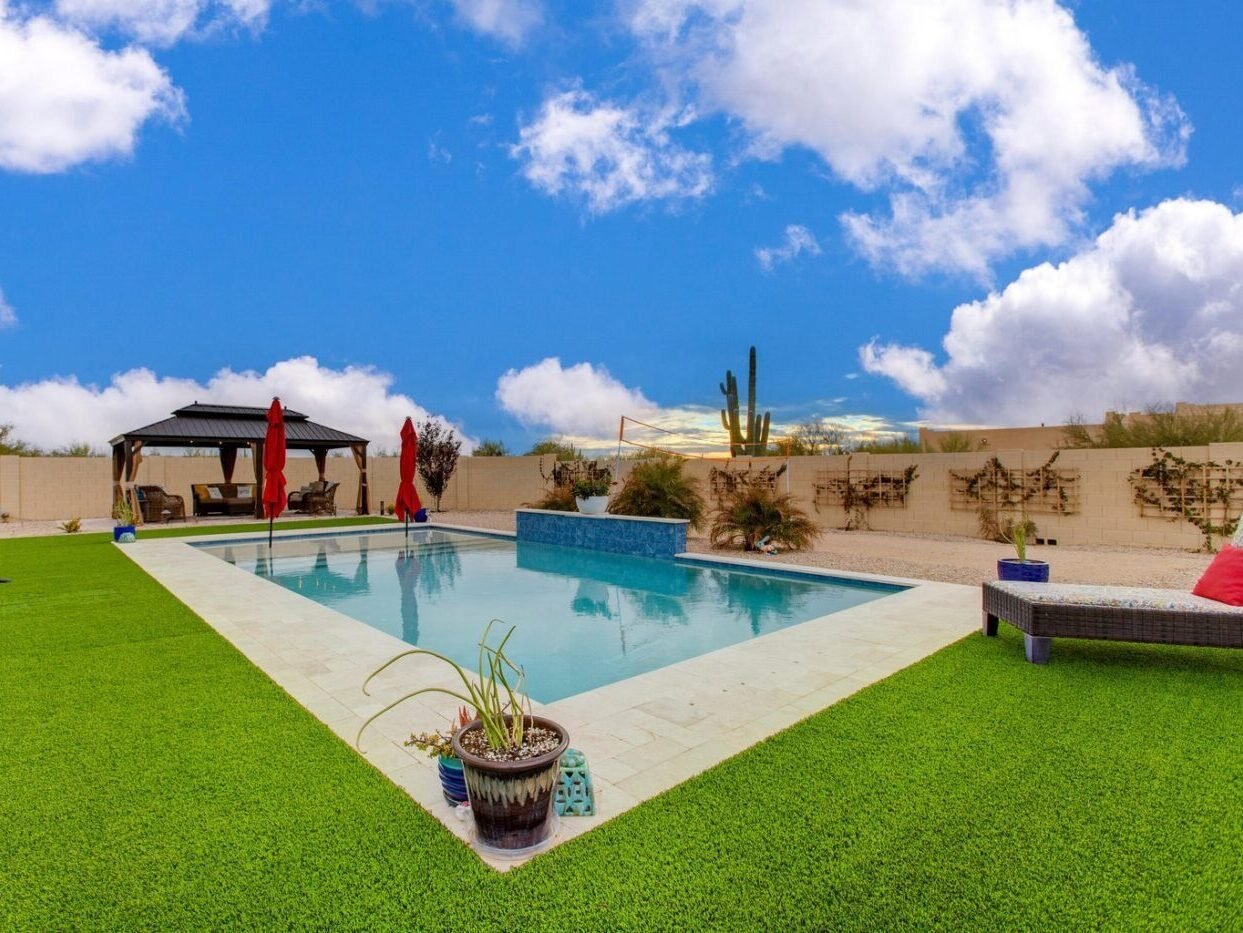 synthetic turf around large paving stones in Tucson AZ